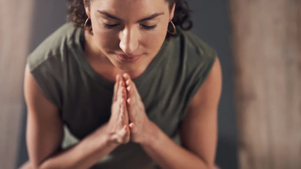 Co znaczy namaste w jodze? Odkryj jego głębokie znaczenie i moc